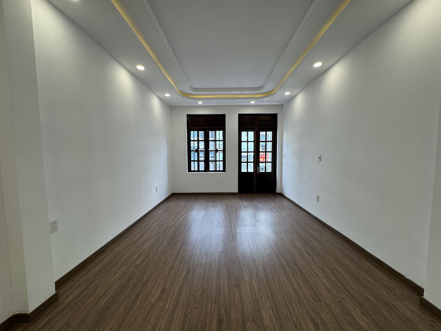 Nhà phố 3lầu (4,05m x 22,5m) có sân đổ ôtô, thiết bị ccấp khu kdoanh Nguyễn Thượng Hiền gần BOTANIC